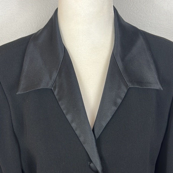 Emanuel Ungaro Vintage Black Blazer with Black Silk Collar and Buttons - Picture 4 of 14